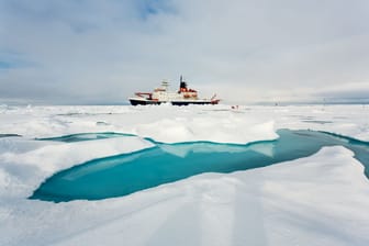 Die "Polarstern" in der Arktis: Gut zwei Monate wird das Forschungsschiff dort unterwegs sein.