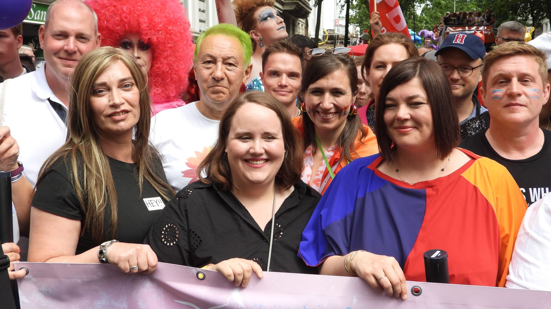 Tessa Ganserer, Ricarda Lang und Katharina Fegebank zu Beginn des Umzugs: Am Samstag wollten rund 250.000 Menschen durch Hamburg ziehen. Tessa Ganserer, Ricarda Lang und Katharina Fegebank zu Beginn des Umzugs: Am Samstag wollten rund 250.000 Menschen durch Hamburg ziehen.