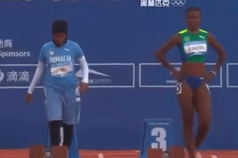 Nasra Abukar Ali (links) neben einer deutlich sportlicheren Konkurrentin: Die Auswahl der Somalierin sorgte für Unmut.