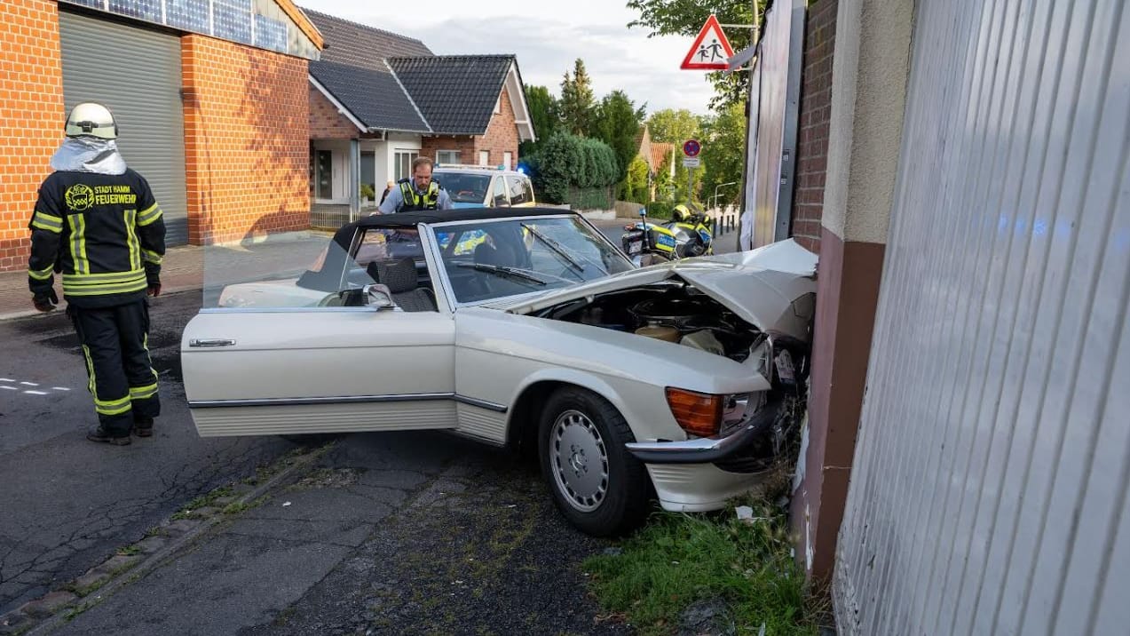 Ein demolierter Mercedes-Oldtimer: Ein 76-Jähriger wollte ihn aus der Einfahrt lenken.