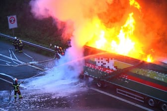 Feuerwehreinsatz auf der A7 am Abend: Der Lkw war in einen Vollbrand geraten.