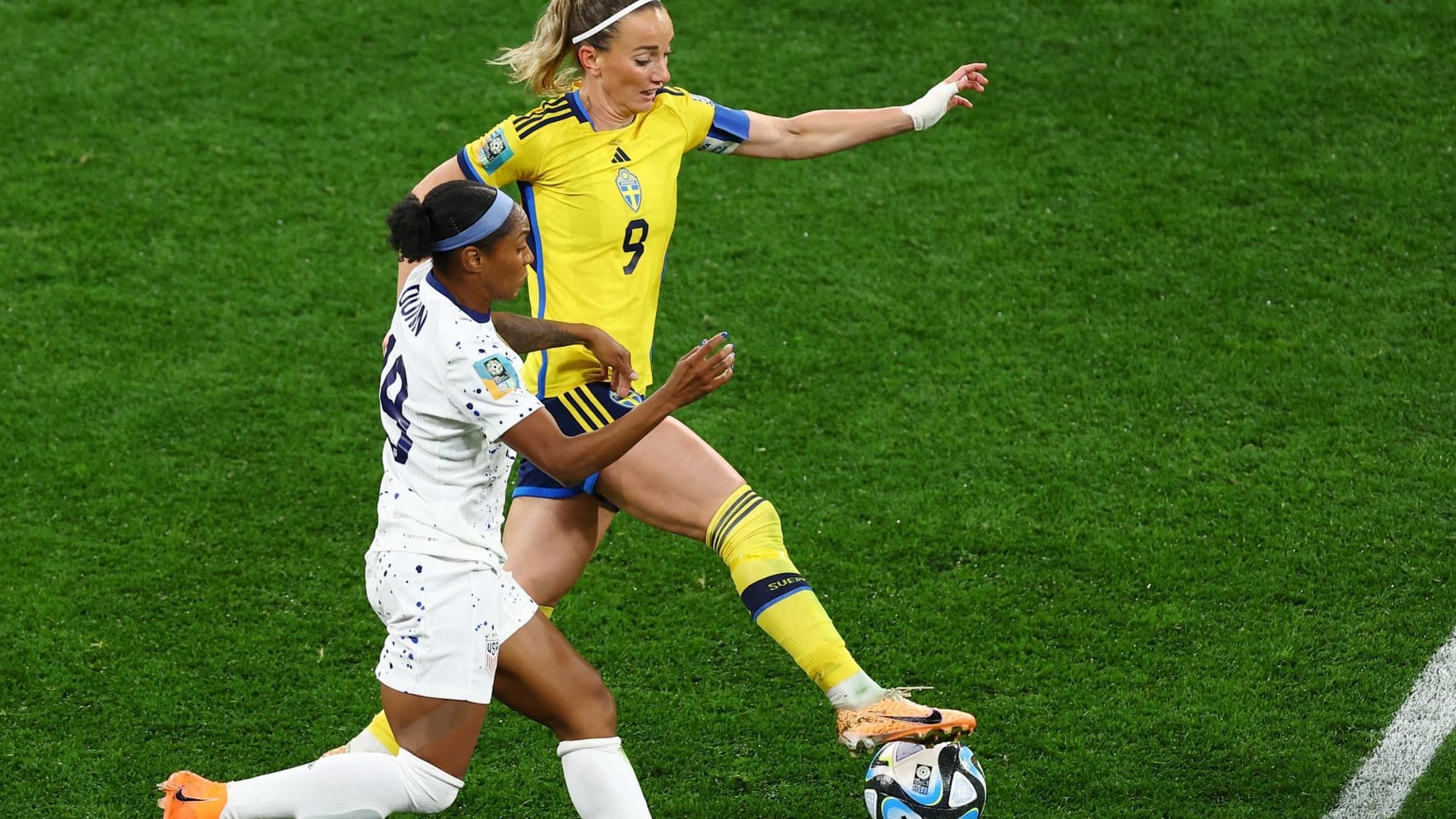 Schwedens Kosovare Asllani (r.) im Duell mit Crystal Dunn.