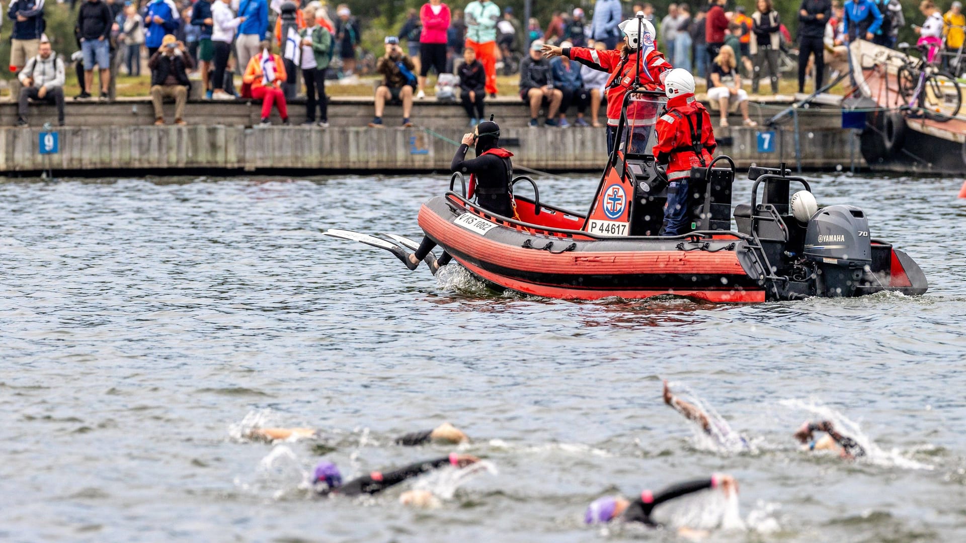 Einsatzkräfte beim Ironman am Samstag: Beim Wettbewerb der Damen kam es zu einem Todesfall. Einsatzkräfte beim Ironman am Samstag: Beim Wettbewerb der Damen kam es zu einem Todesfall.