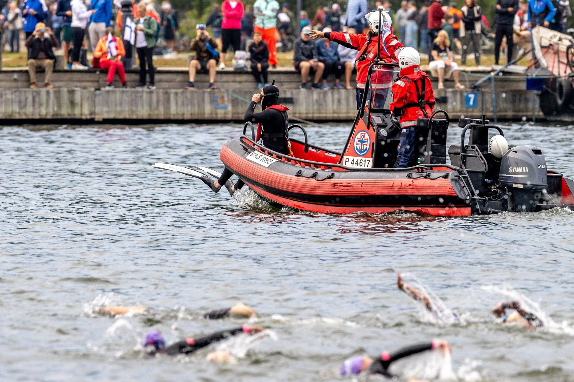 Einsatzkräfte beim Ironman am Samstag: Beim Wettbewerb der Damen kam es zu einem Todesfall.
