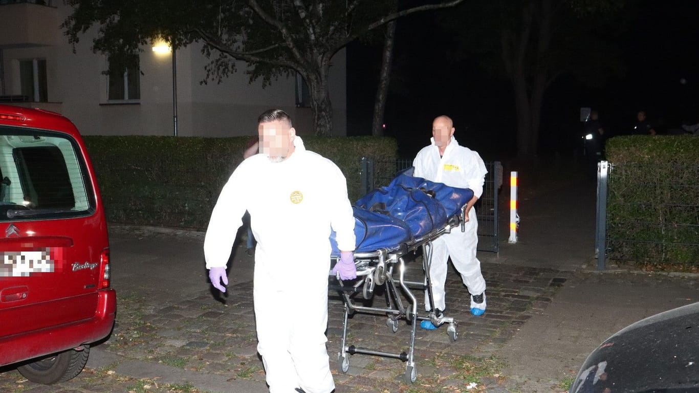 Abtransport einer Leiche in Lichtenberg: Die Polizei ermittelt.