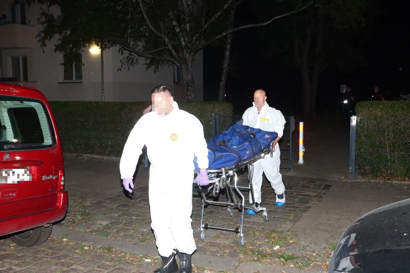 Abtransport einer Leiche in Lichtenberg: Die Polizei ermittelt.