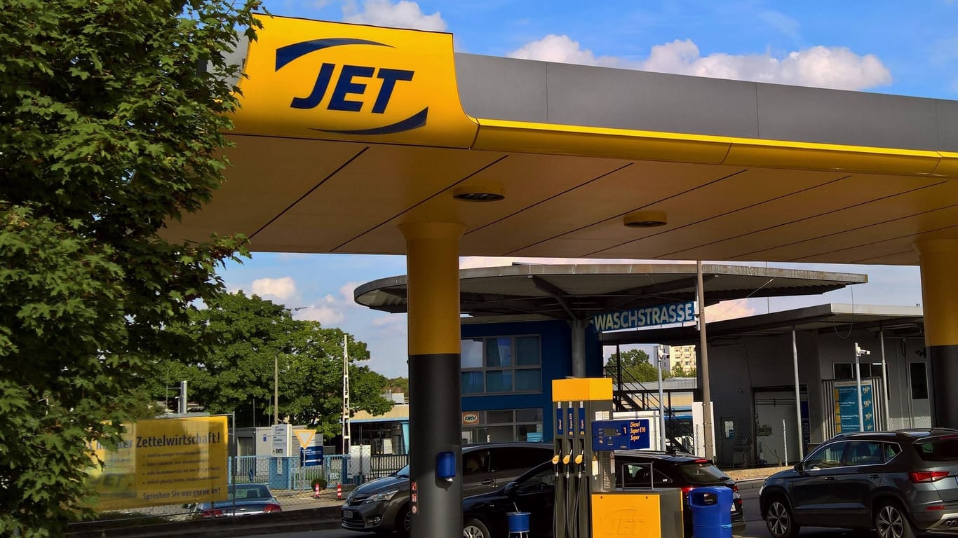 Jet-Tankstelle (Symbolbild): Eine Frau wurde an einer Tankstelle in Hamburg-Langenhorn mit Kraftstoff übergossen.