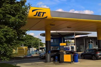 Jet-Tankstelle (Symbolbild): Eine Frau wurde an einer Tankstelle in Hamburg-Langenhorn mit Kraftstoff übergossen.