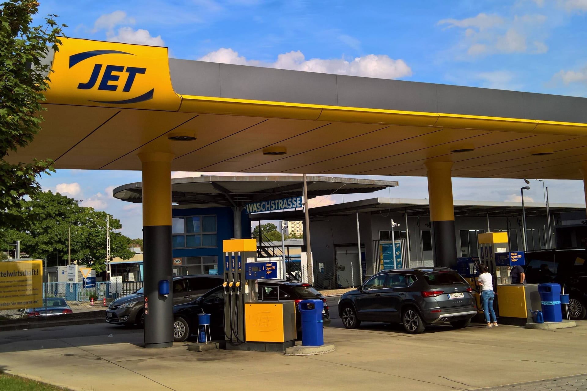 Jet-Tankstelle (Symbolbild): Eine Frau wurde an einer Tankstelle in Hamburg-Langenhorn mit Kraftstoff übergossen.