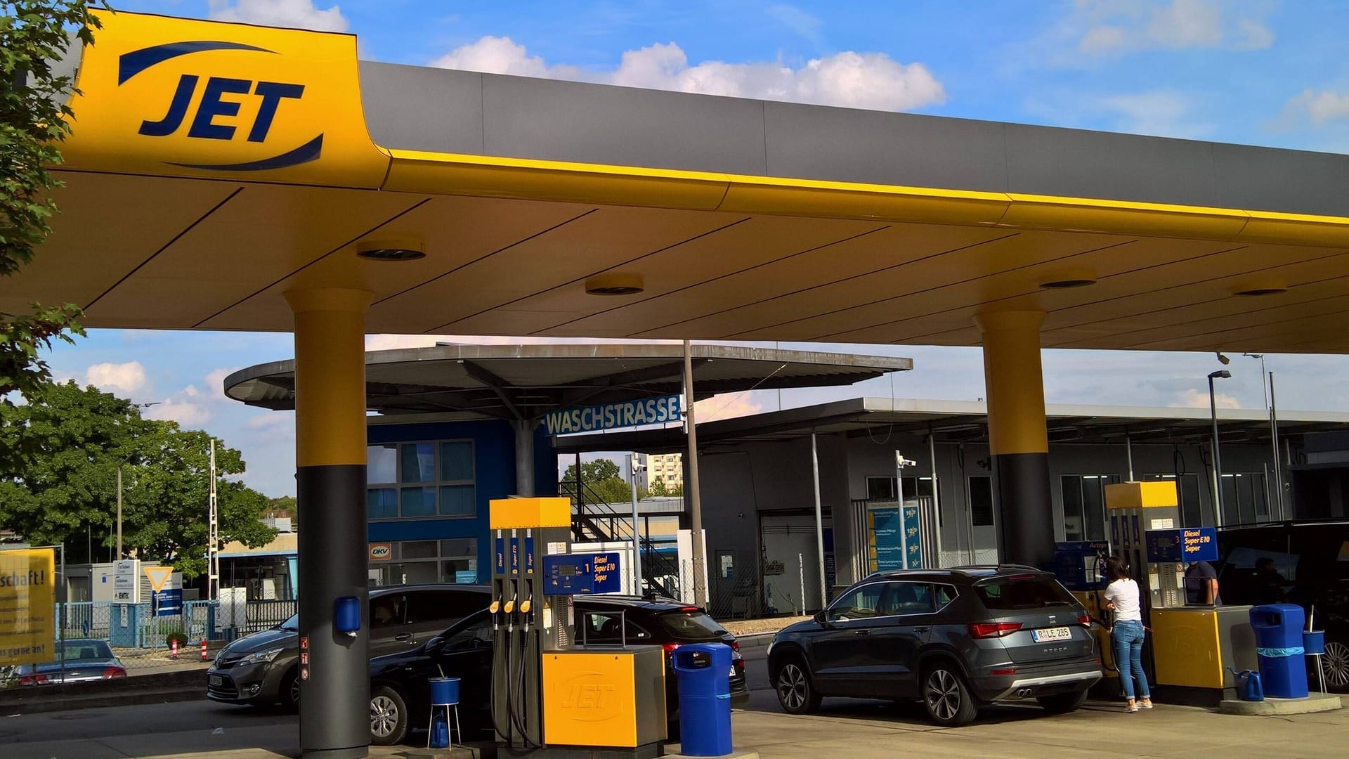 Jet-Tankstelle (Symbolbild): Eine Frau wurde an einer Tankstelle in Hamburg-Langenhorn mit Kraftstoff übergossen.