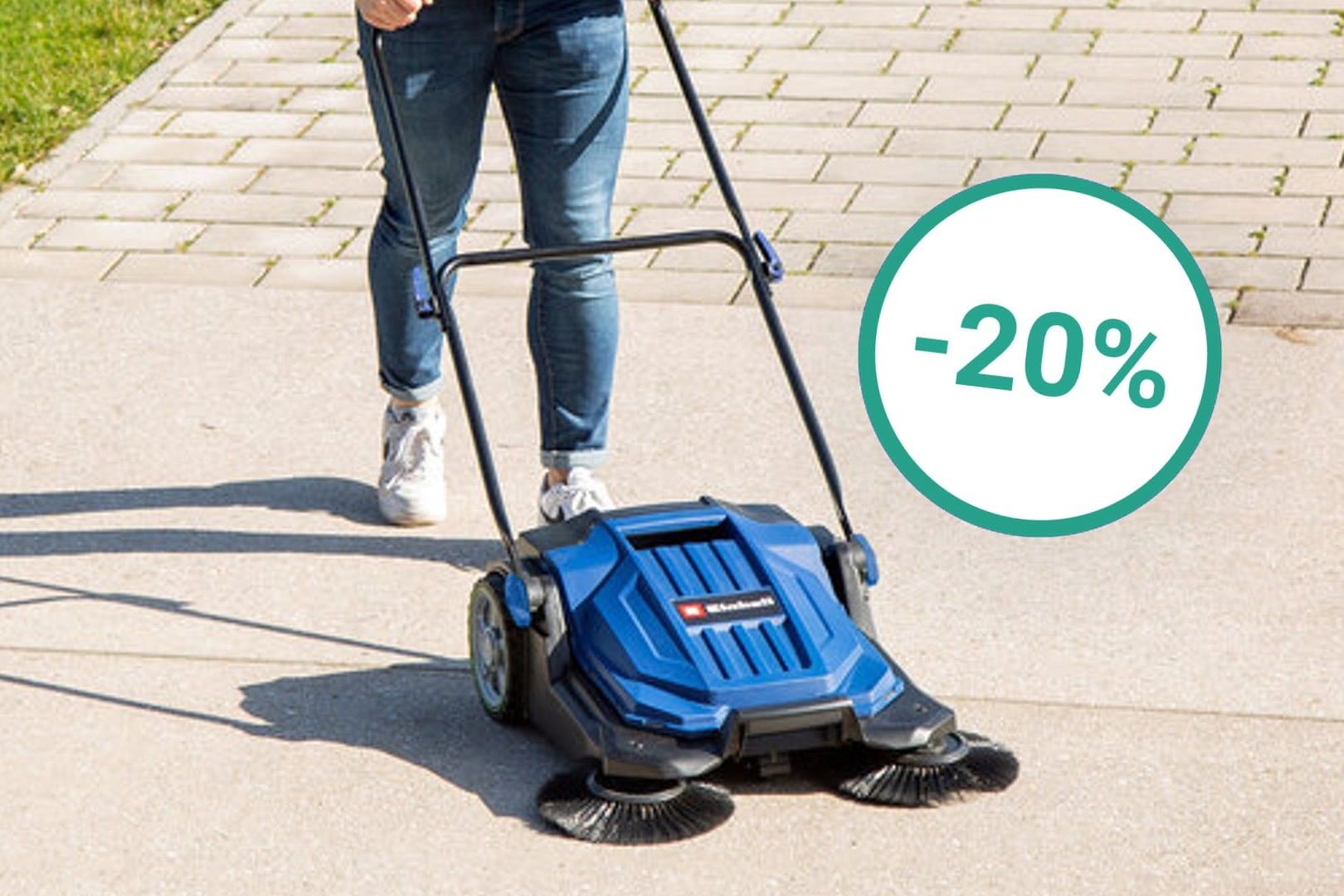 Für einen sauberen Garten: Der Discounter Aldi reduziert eine praktische Kehrmaschine der Marke Einhell.