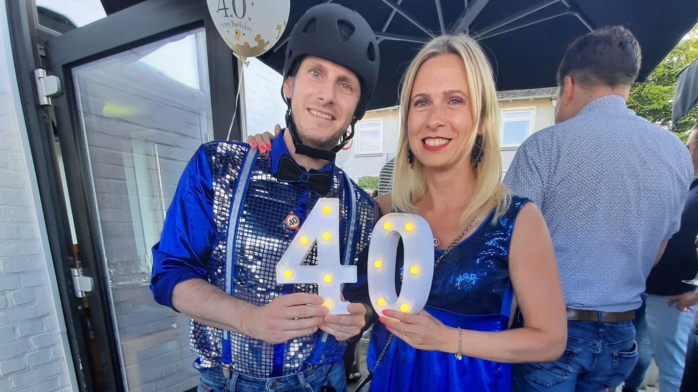 Feiert mit seiner Verlobten: Jörg Hartmann an seinem 40. Geburtstag mit Kopforthese zum Schutz der Wunden.