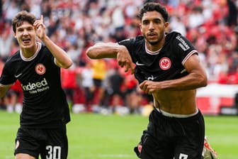 Omar Marmoush (r.) feiert sein Tor zum 1:1: Die Eintracht holte einen wichtigen Punkt in Mainz.