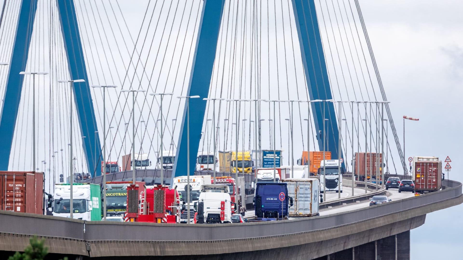 Verkehr auf der Köhlbrandbrücke (Archivfoto):. Das Bauwerk muss absehbar ersetzt werden, die politischen Kräfte streiten über Lösungen. Vorerst müssen Reparaturen reichen. Verkehr auf der Köhlbrandbrücke (Archivfoto):. Das Bauwerk muss absehbar ersetzt werden, die politischen Kräfte streiten über Lösungen. Vorerst müssen Reparaturen reichen.