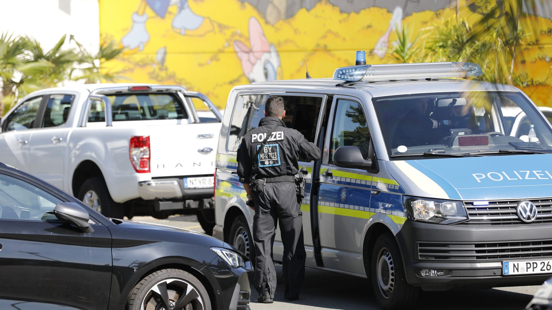 Die Polizei ist nach dem Überfall auf ein Autohaus mit einem Großaufgebot im Einsatz: Die Täter sollen mit Schusswaffe geflohen sein.