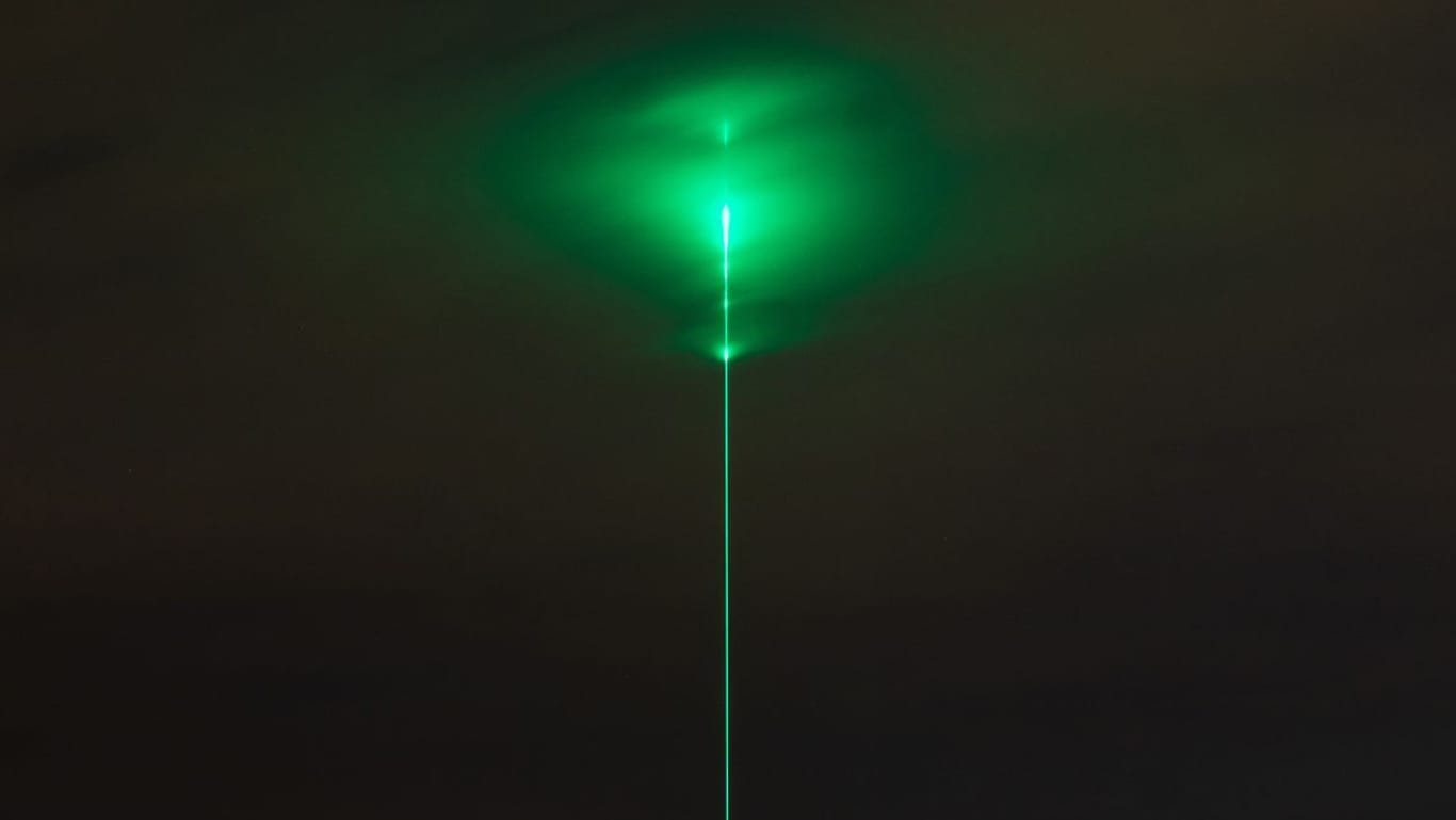 Grünes Licht am Nachthimmel vom Laserhersteller Trumpf (Symbolfoto): Womöglich steckt die Firma und eine Marketing-Aktion hinter der Erscheinung über München.