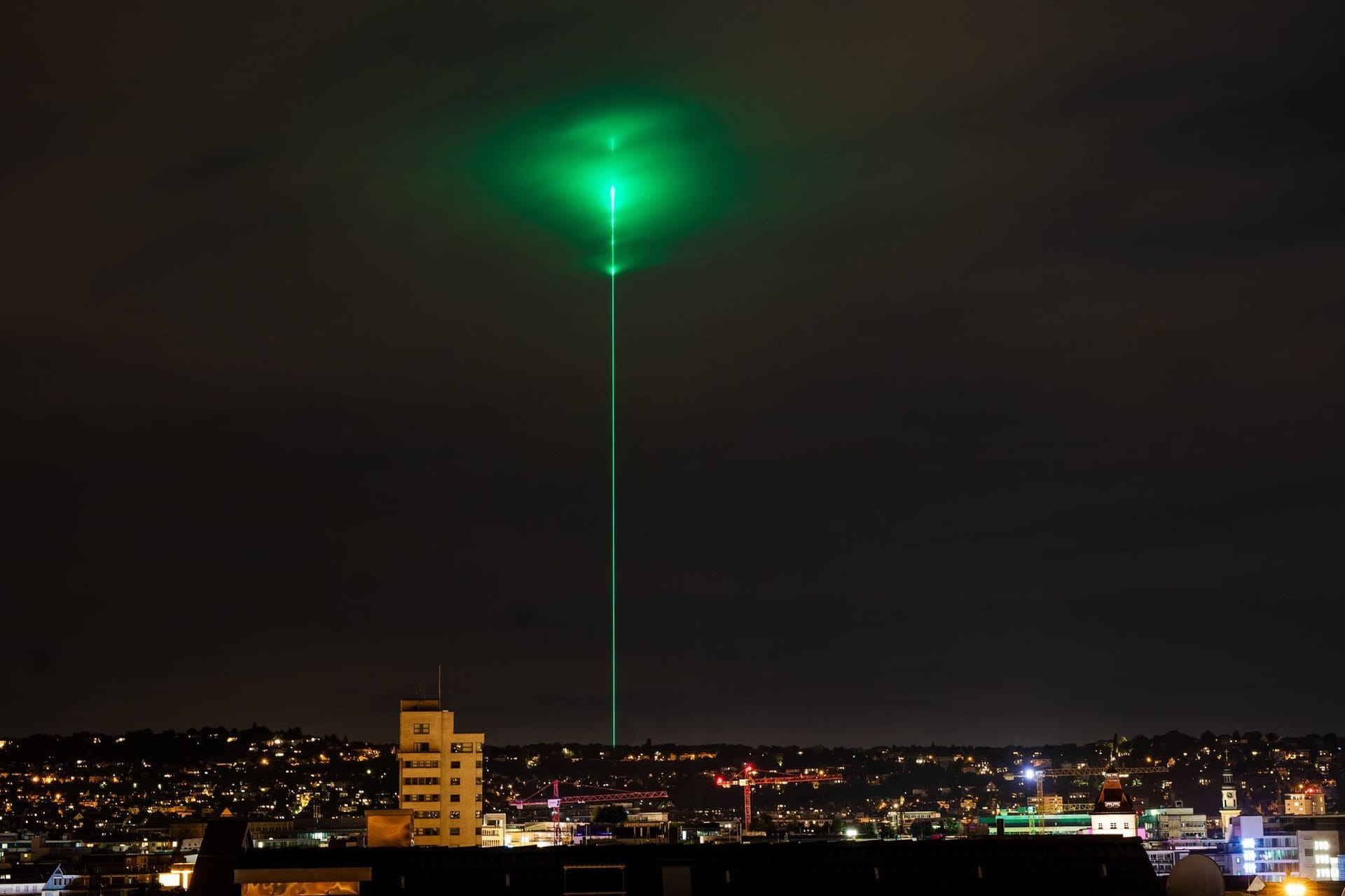 Grünes Licht am Nachthimmel vom Laserhersteller Trumpf (Symbolfoto): Womöglich steckt die Firma und eine Marketing-Aktion hinter der Erscheinung über München.