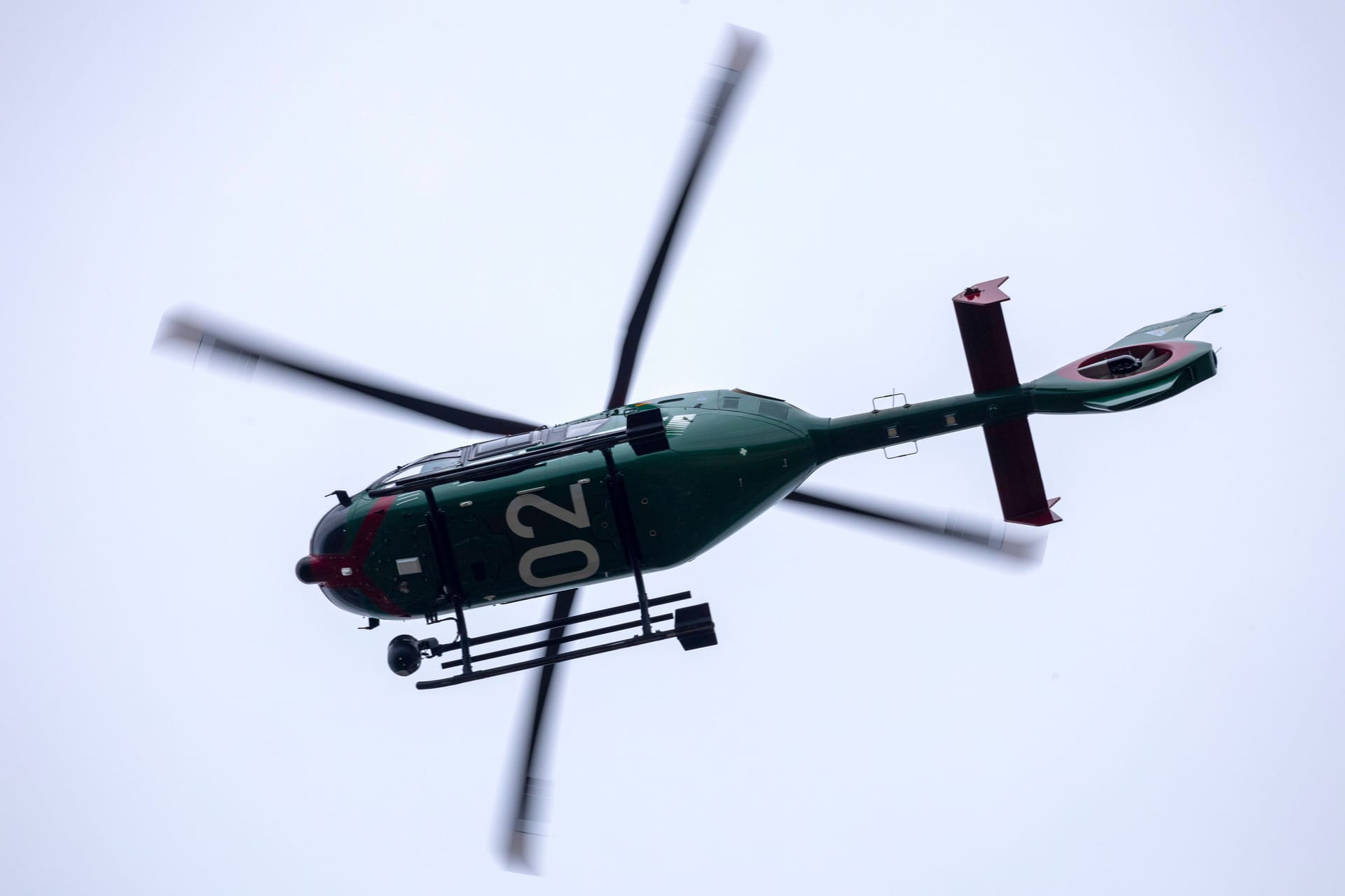 Polizeihubschrauber fliegt die Umgebung ab (Symbolbild): Der Auslöser für den Einsatz in Mittelfranken ist ein besonderer.