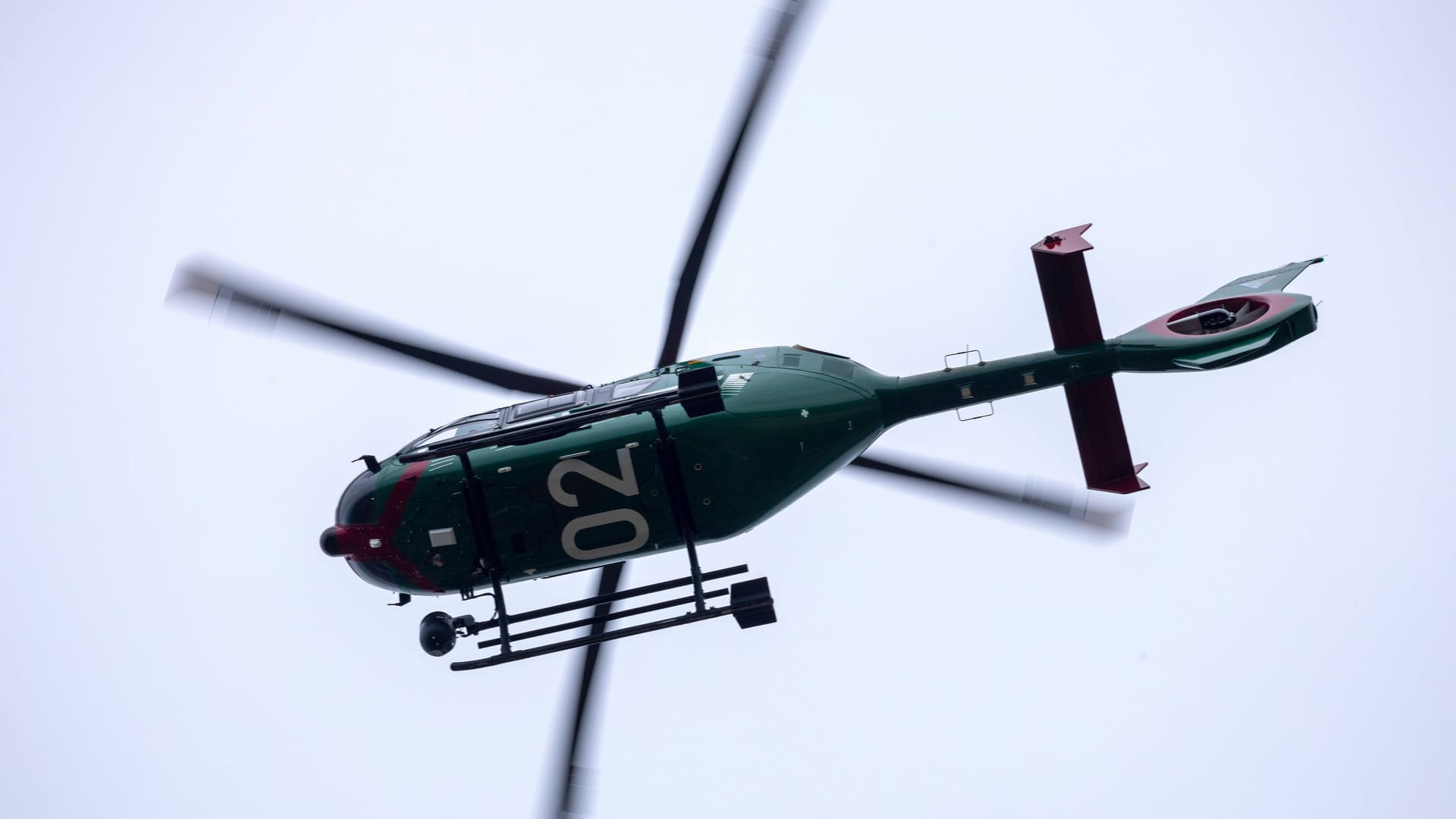 Polizeihubschrauber fliegt die Umgebung ab (Symbolbild): Der Auslöser für den Einsatz in Mittelfranken ist ein besonderer.