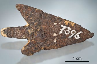 Die Speerspitze aus Meteoritenmaterial liegt im Berner Museum für Geschichte.