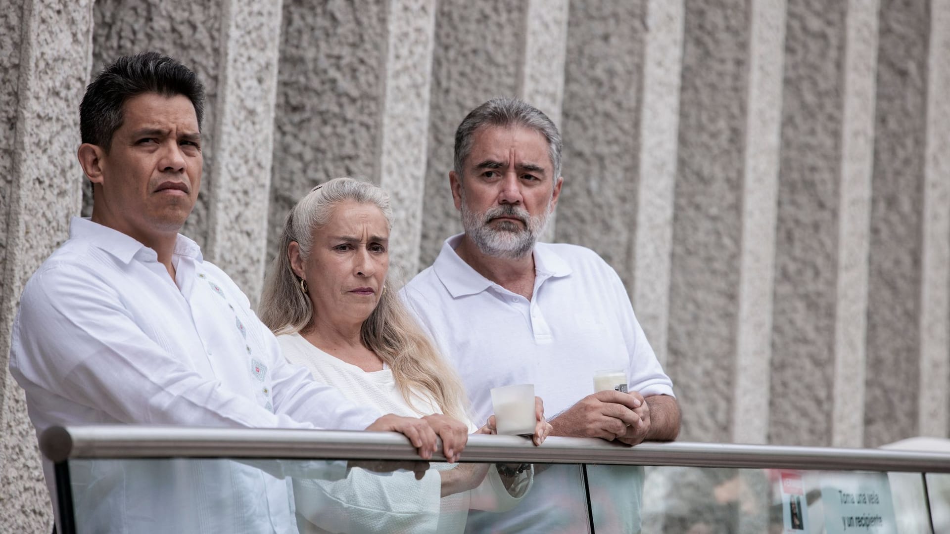 Berlin: Francisco Quiroga (l), mexikanischer Botschafter in Berlin, Carolina Castañeda (M) und Javier Sanchez (r), Eltern der vermissten 24-jährigen María Fernanda Sánchez Castañeda, trauern bei einer Solidaritätskundgebung für ihre Tochter vor der Botschaft von Mexiko. Berlin: Francisco Quiroga (l), mexikanischer Botschafter in Berlin, Carolina Castañeda (M) und Javier Sanchez (r), Eltern der vermissten 24-jährigen María Fernanda Sánchez Castañeda, trauern bei einer Solidaritätskundgebung für ihre Tochter vor der Botschaft von Mexiko.