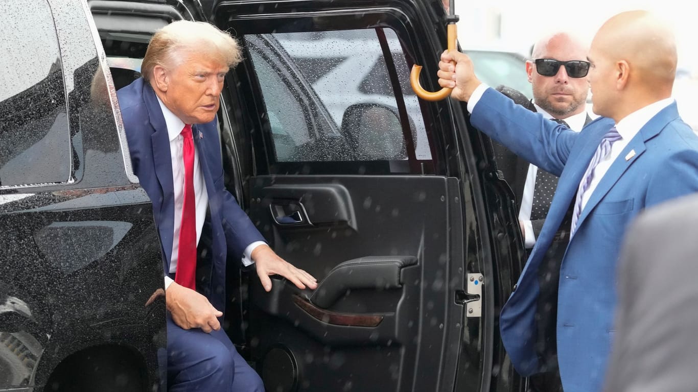 Donald Trump steigt aus dem Auto aus. Zuvor hatte er sich vor Gericht als "nicht schuldig" bezeichnet.