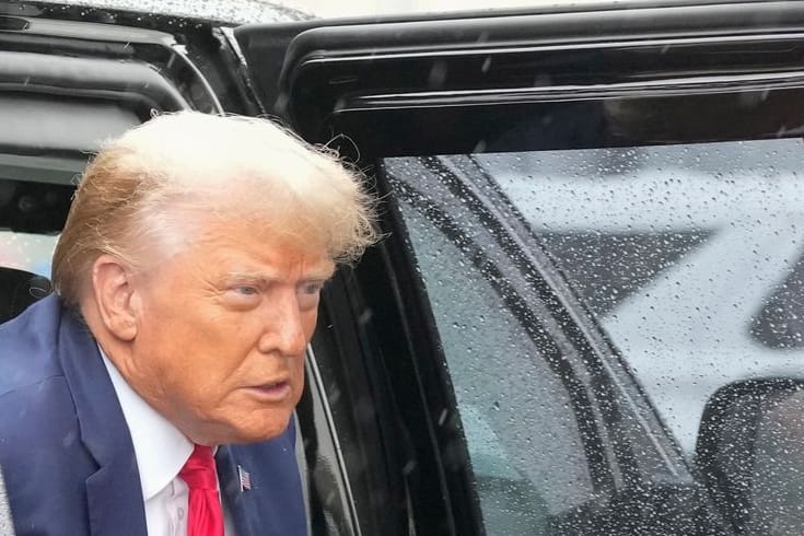 Donald Trump steigt aus dem Auto aus. Zuvor hatte er sich vor Gericht als "nicht schuldig" bezeichnet.