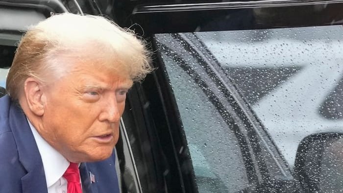 Donald Trump steigt aus dem Auto aus. Zuvor hatte er sich vor Gericht als "nicht schuldig" bezeichnet.