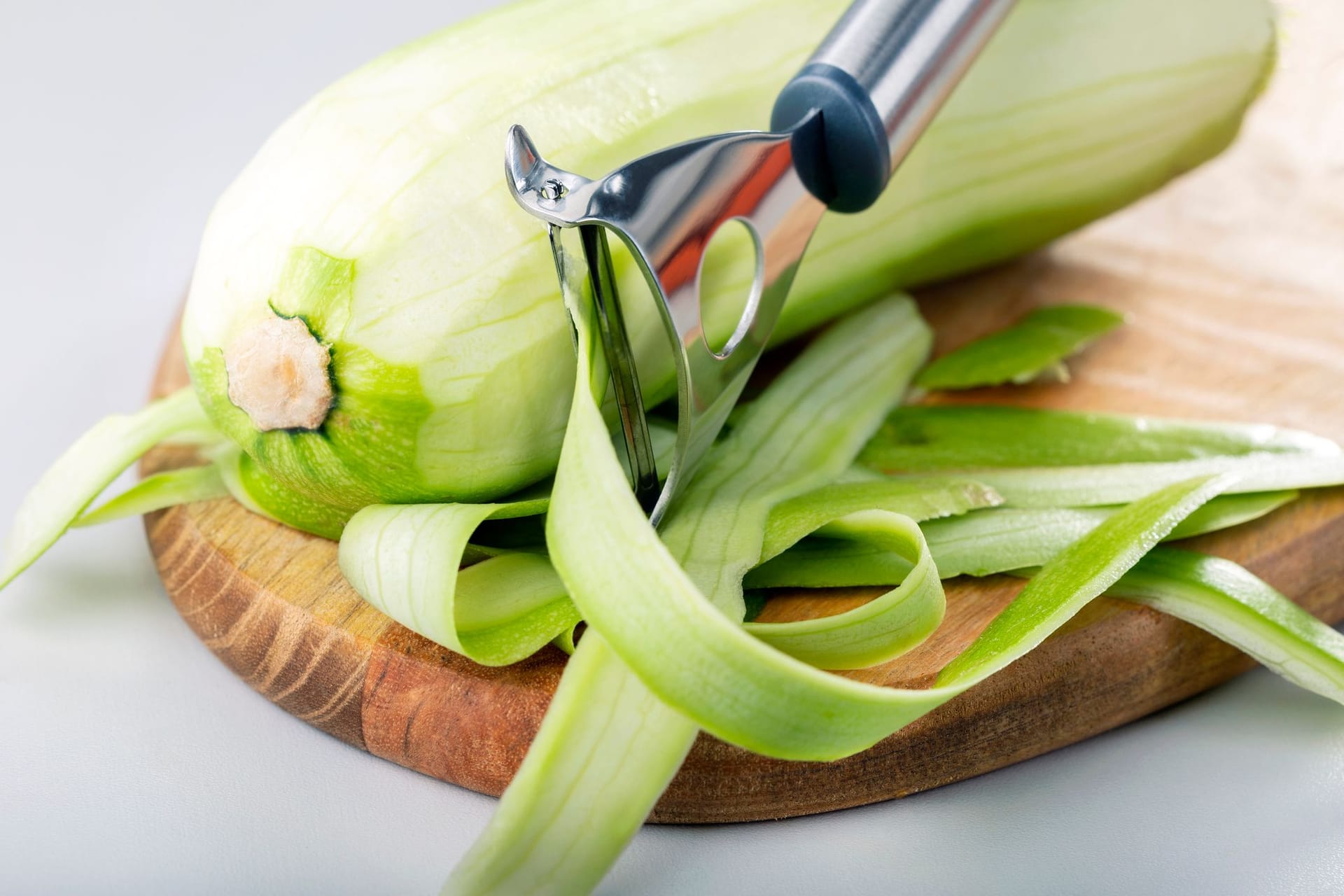 Sie können nach Belieben Ihre Zucchini schälen oder mit der Schale verzehren.