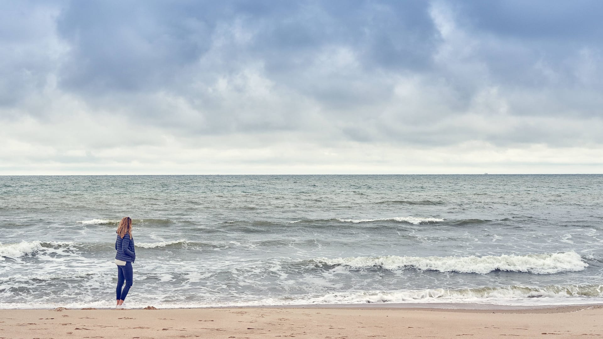 Bewölkter Himmel über der Nordsee (Symbolbild): Im Norden wird es zum Wochenstart etwas kühler.