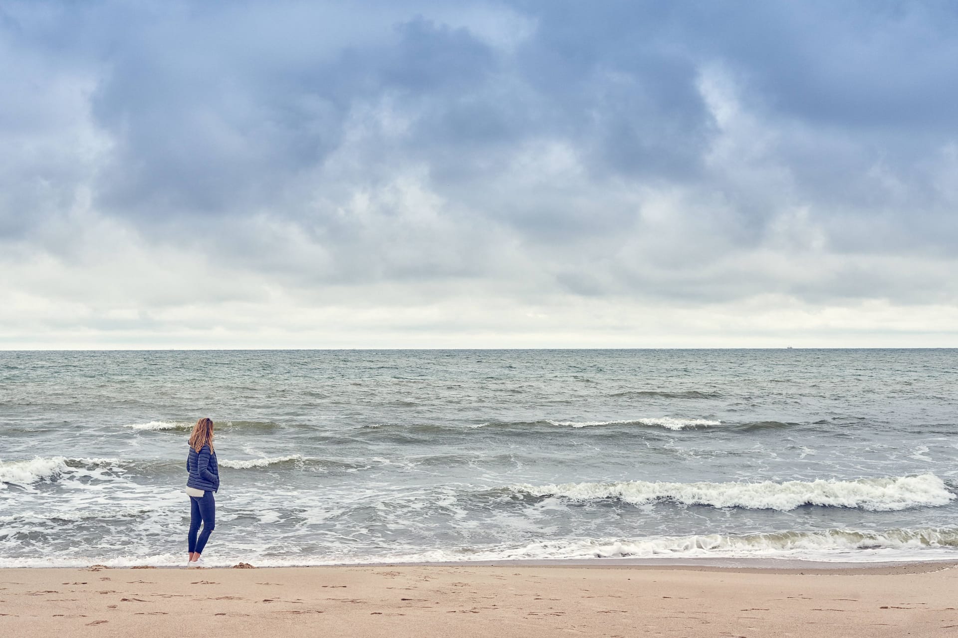 Bewölkter Himmel über der Nordsee (Symbolbild): Im Norden wird es zum Wochenstart etwas kühler.