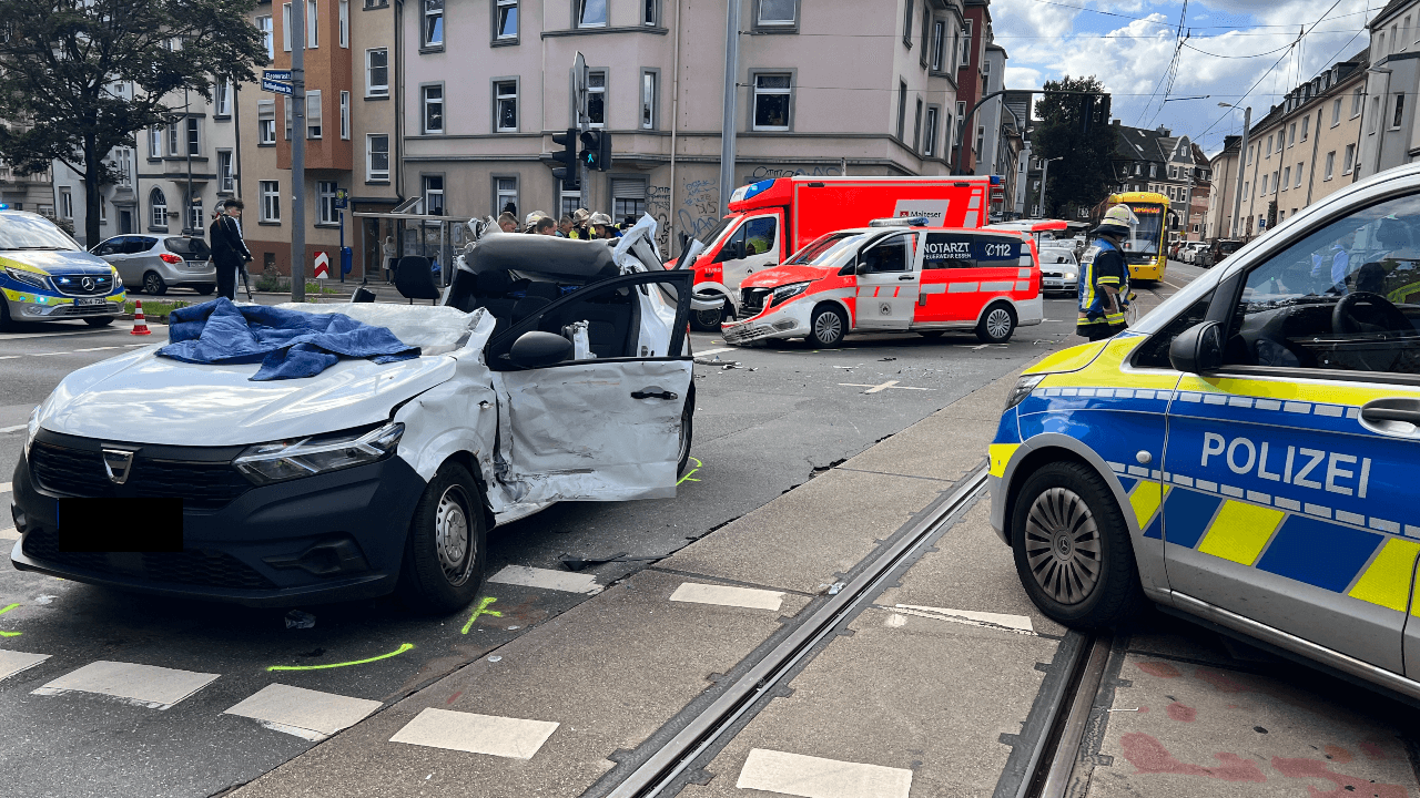 Die Einsatzkräfte erwartete ein Bild der Zerstörung: Das Auto der Familie musste aufgeschnitten werden. (Quelle: Justin Brosch)