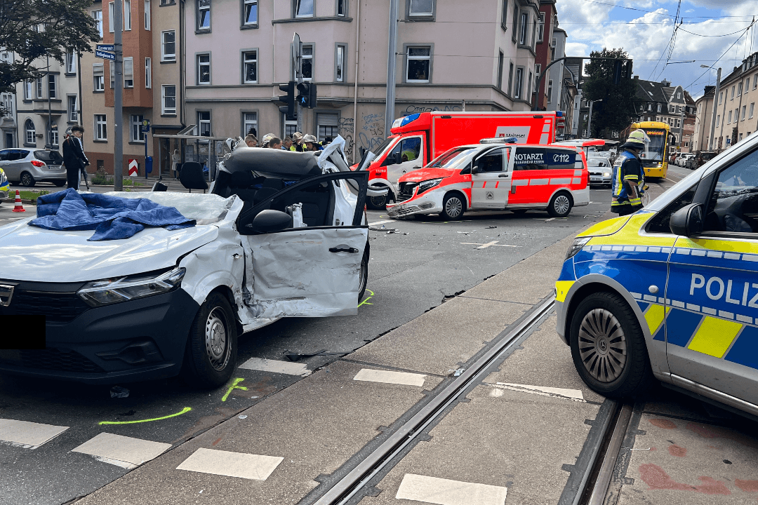 Die Einsatzkräfte erwartete ein Bild der Zerstörung: Das Auto der Familie musste aufgeschnitten werden. (Quelle: Justin Brosch)