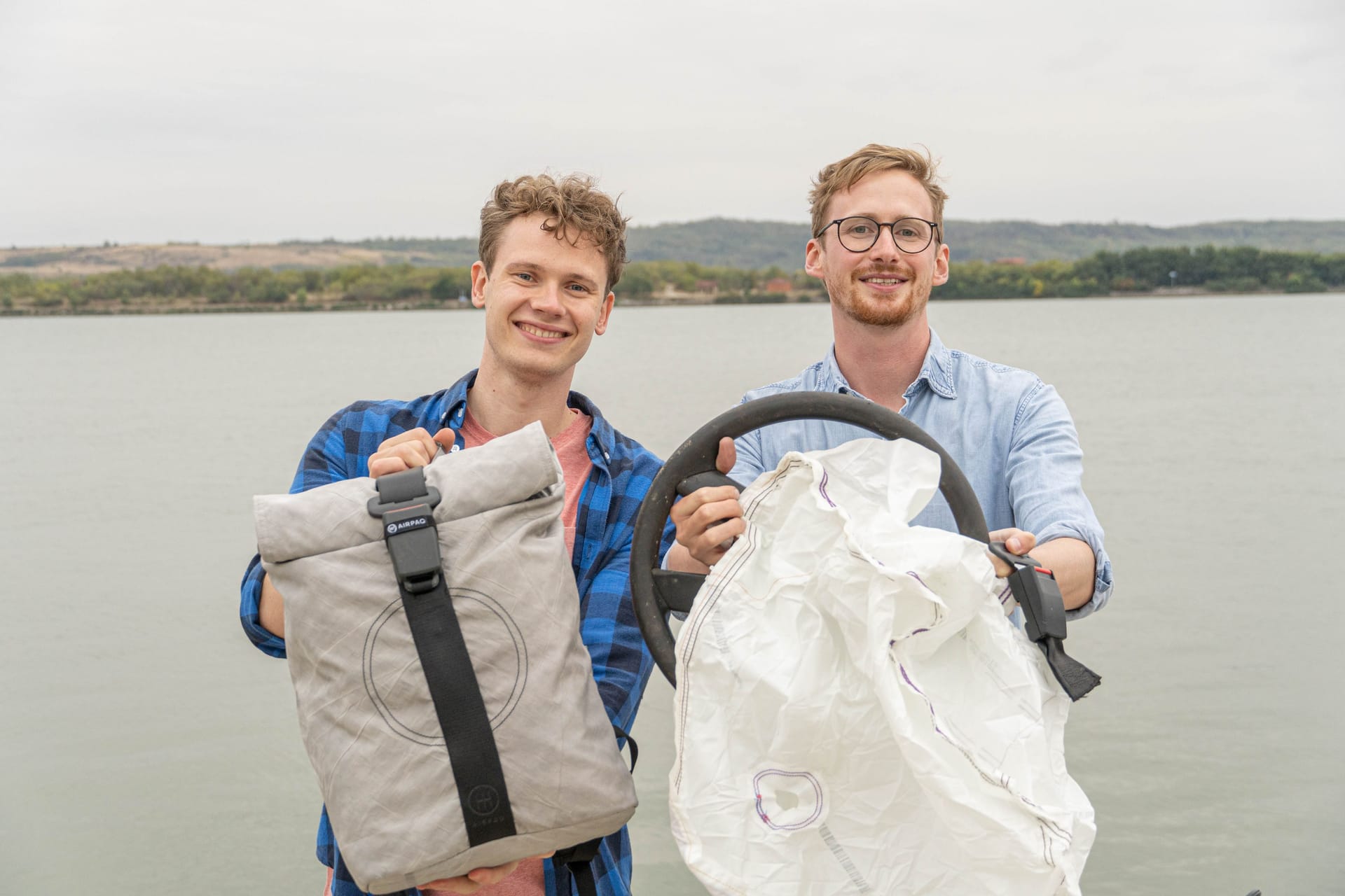 Die Gründer von "Airpaq": Adrian Goosses (l.) hält das fertige Produkt in der Hand, Michael Widmann (r.) die Ausgangsmaterialien.