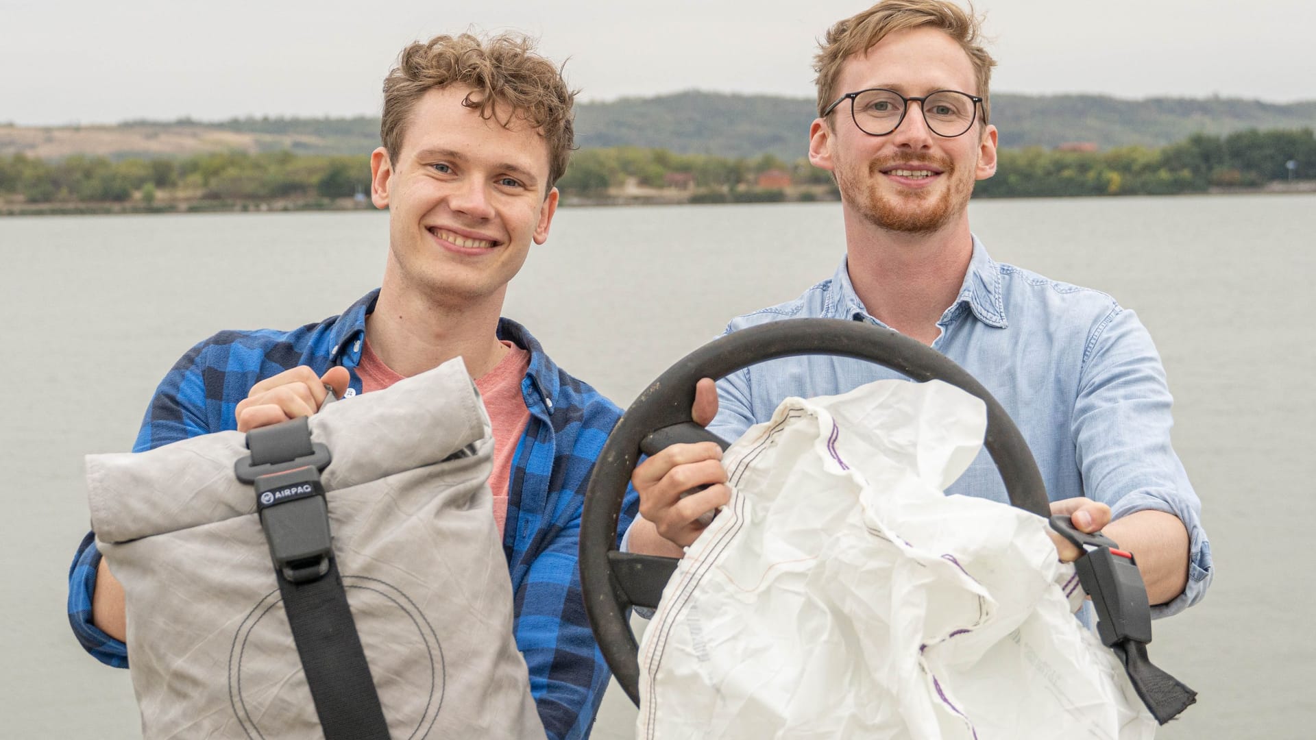 Die Gründer von "Airpaq": Adrian Goosses (l.) hält das fertige Produkt in der Hand, Michael Widmann (r.) die Ausgangsmaterialien.