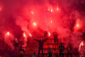 Leuchtfackeln im Einsatz bei einem Fußballspiel in Polen: Eine solche hat zu tödlichen Verletzungen eines Mannes in Polen geführt.