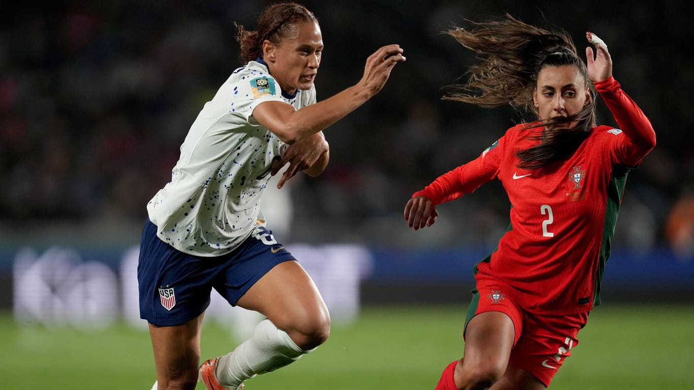 Lynn Williams (l.) im Laufduell mit Catarina Amado: Beide Spielerinnen wurden von einer Alarmsirene gestört.