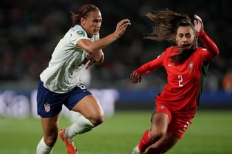 Lynn Williams (l.) im Laufduell mit Catarina Amado: Beide Spielerinnen wurden von einer Alarmsirene gestört.