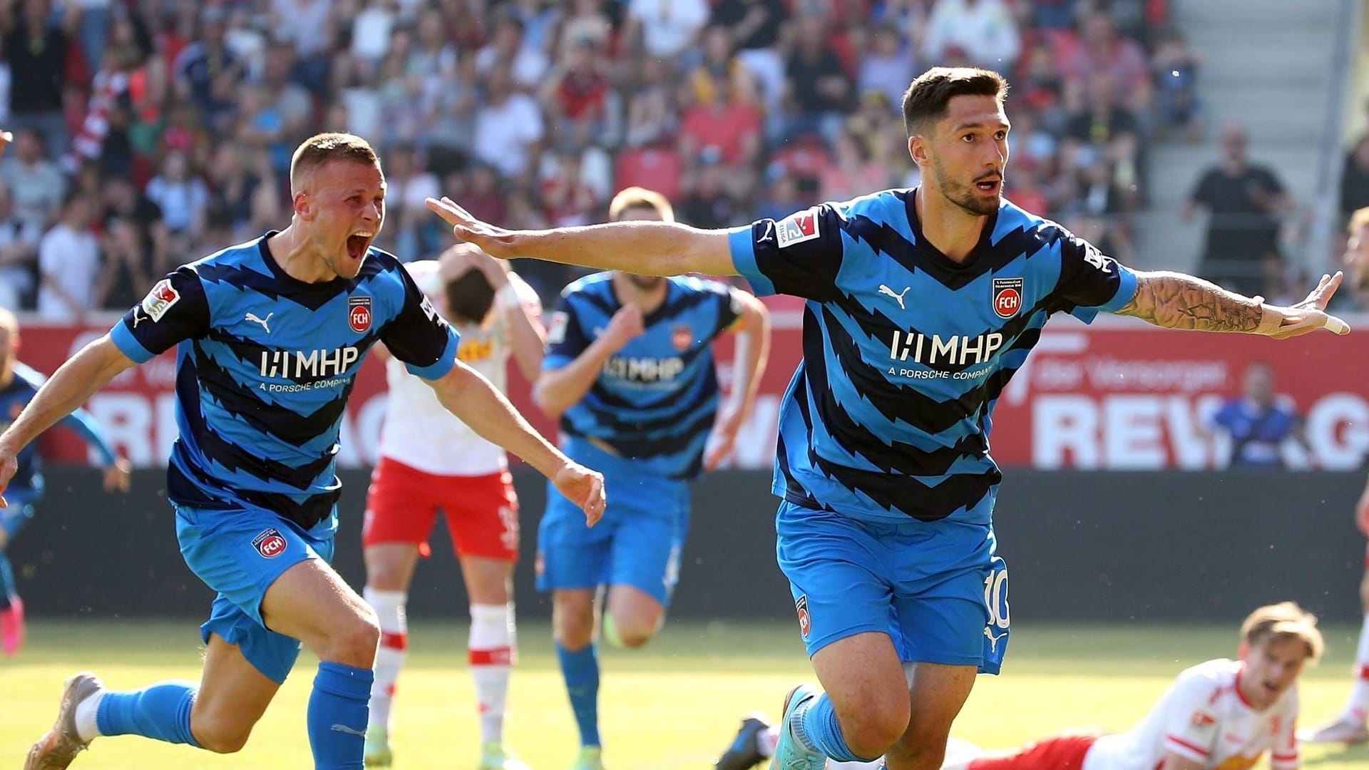 Moment für die Ewigkeit: Tim Kleindienst (r.) schoss Heidenheim am letzten Spieltag der Saison 2022/23 in der Nachspielzeit zum Aufstieg.