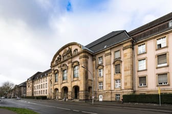 Landgericht Mönchengladbach (Archivbild): Die Täter sollen den Mann festgehalten haben, um mit seinem Arbeitslosengeld Schulden in Höhe von 200 Euro zu begleichen.