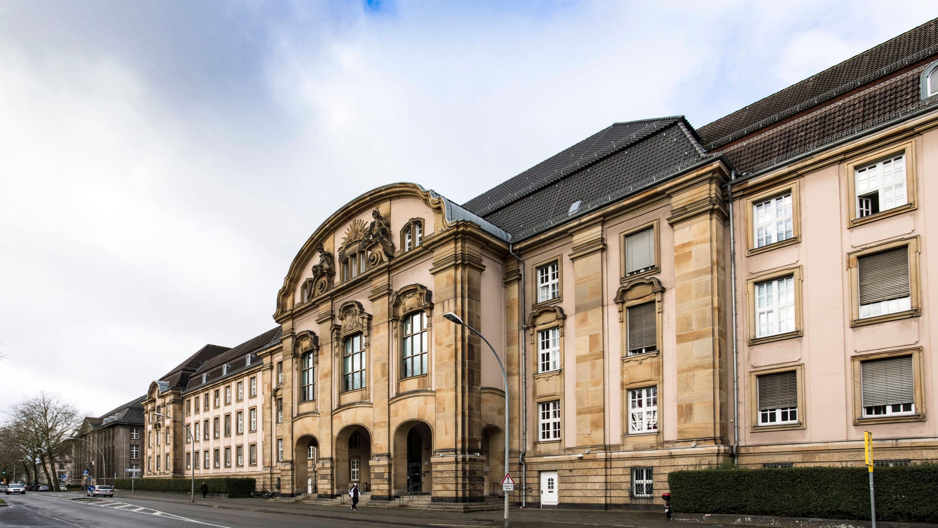 Landgericht Mönchengladbach (Archivbild): Die Täter sollen den Mann festgehalten haben, um mit seinem Arbeitslosengeld Schulden in Höhe von 200 Euro zu begleichen.