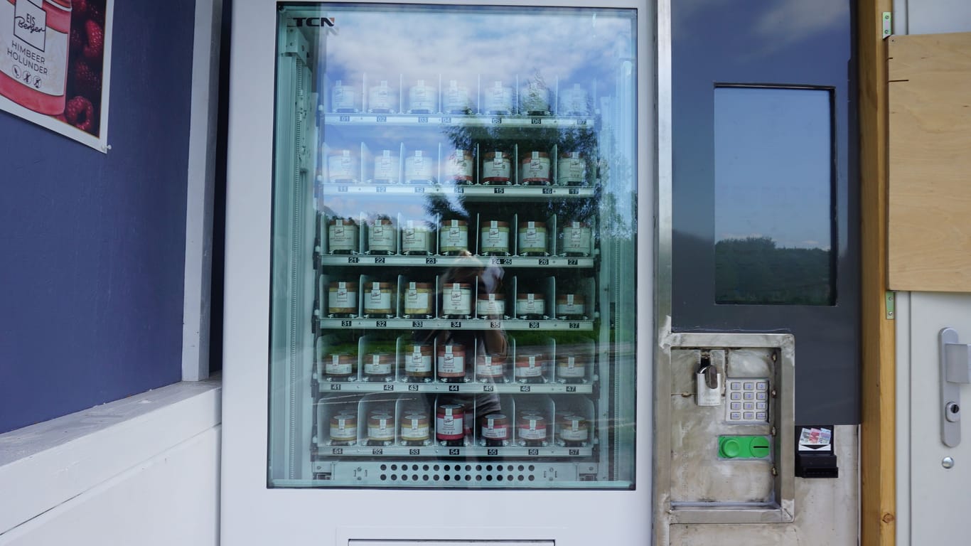 Eis aus dem Automaten: Im Schnitt kosten die 250 ml-Becherchen 5,50 Euro.