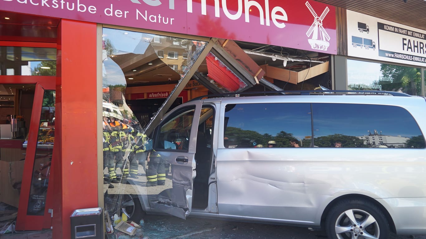 Spektakulärer Unfall: Ein Kleinbus ist in Rahlstedt in eine Bäckerfiliale gekracht.