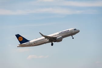 Ein Airbus A320 der Lufthansa beim Start (Symbolbild): Die Passagiere flogen schlussendlich mit einer Ersatzmaschine von Hamburg nach München.