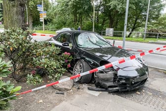 An der Kreuzung Elbchaussee und Hohenzollernring knallte der Porsche gegen einen Ampelmast und blieb letztlich an einem groΓen Stein stehen. An der Kreuzung Elbchaussee und Hohenzollernring knallte der Porsche gegen einen Ampelmast und blieb letztlich an einem groΓen Stein stehen.