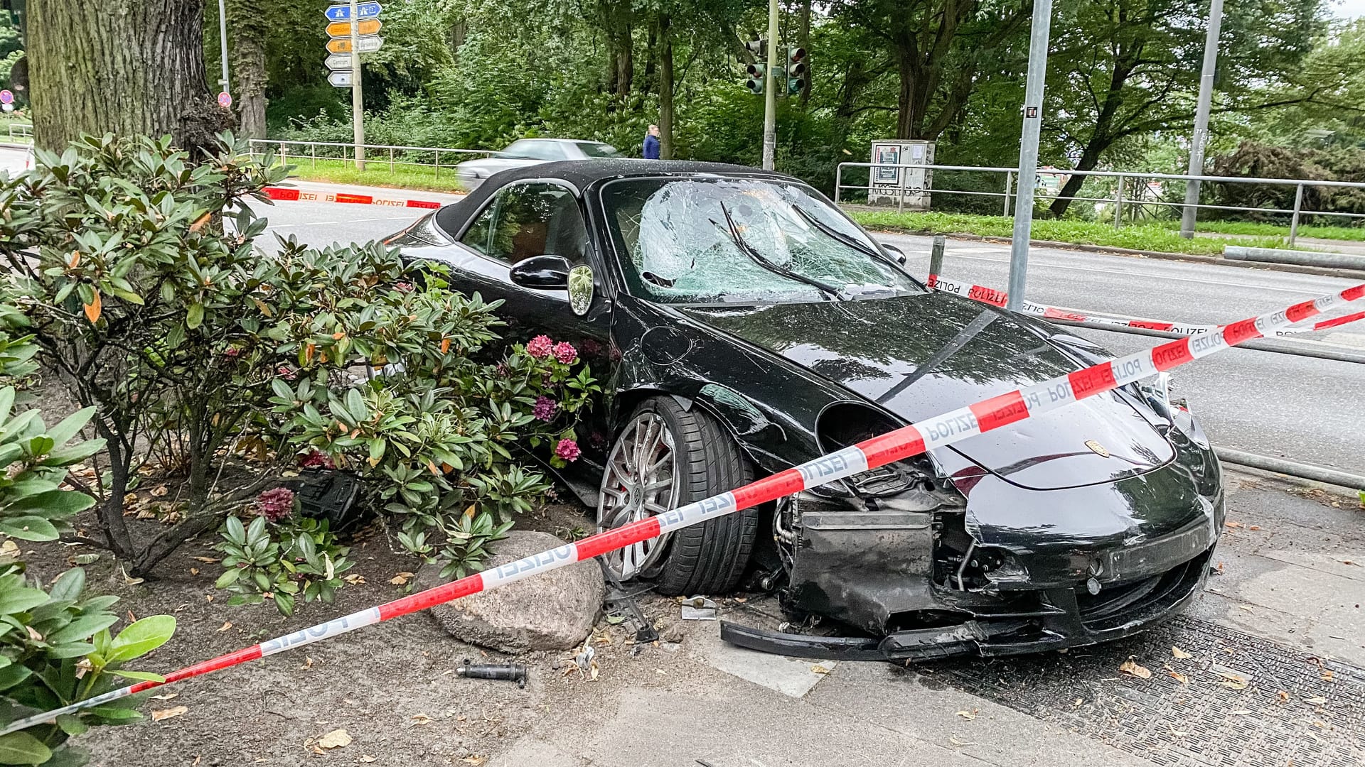 An der Kreuzung Elbchaussee und Hohenzollernring knallte der Porsche gegen einen Ampelmast und blieb letztlich an einem großen Stein stehen. An der Kreuzung Elbchaussee und Hohenzollernring knallte der Porsche gegen einen Ampelmast und blieb letztlich an einem großen Stein stehen.