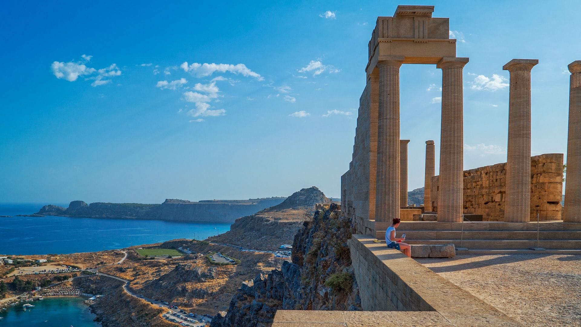 Das Wahrzeichen von Lindos: die auf einem Felsen gelegene Akropolis mit dem Tempel der Athena Lindia