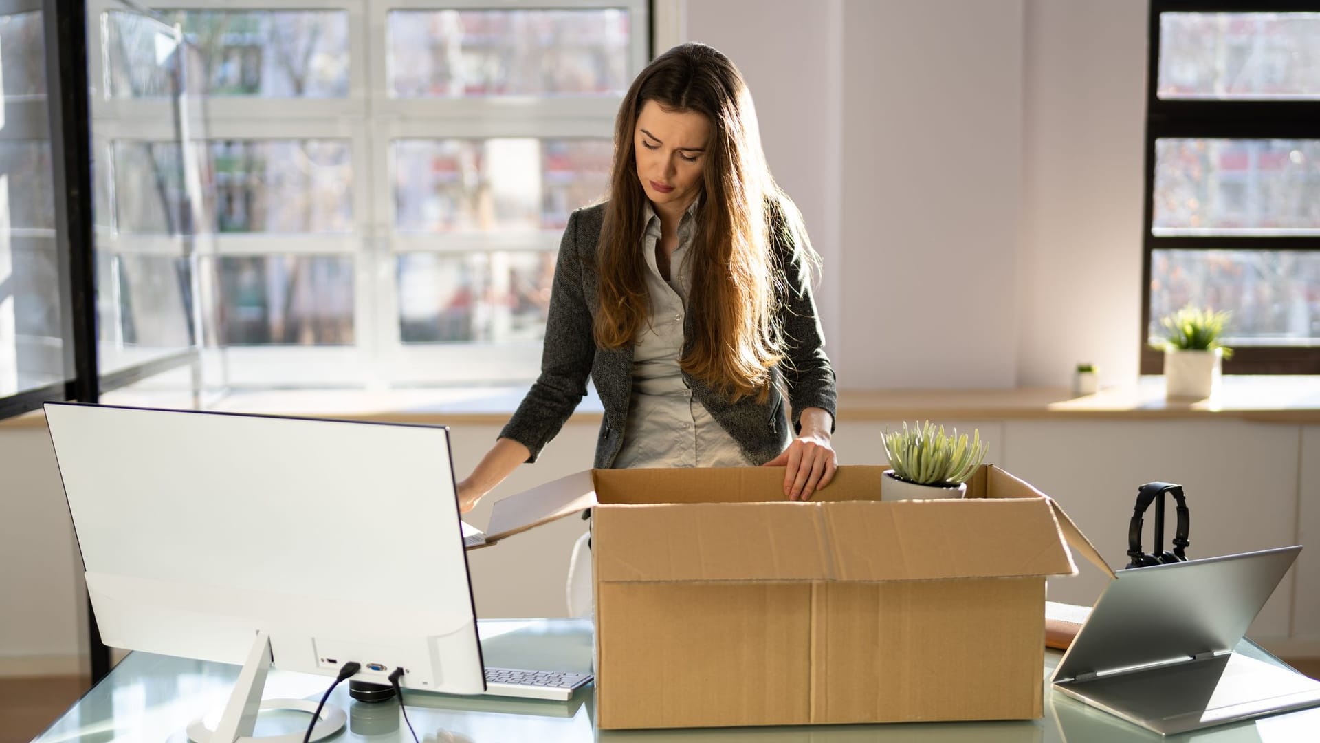 Büro leer räumen nach einer Kündigung: Bei einer Freistellung bleibt dafür kaum Zeit.