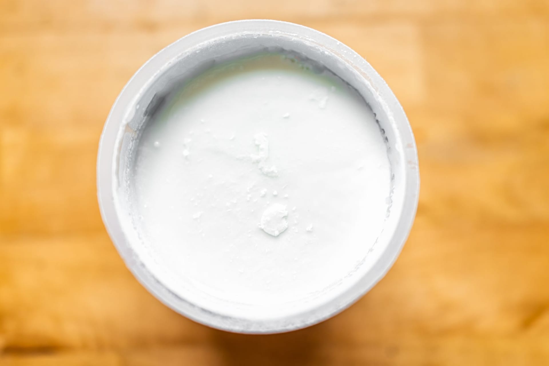 Geöffneter Joghurt: Auf der Oberfläche sammelt sich Flüssigkeit.