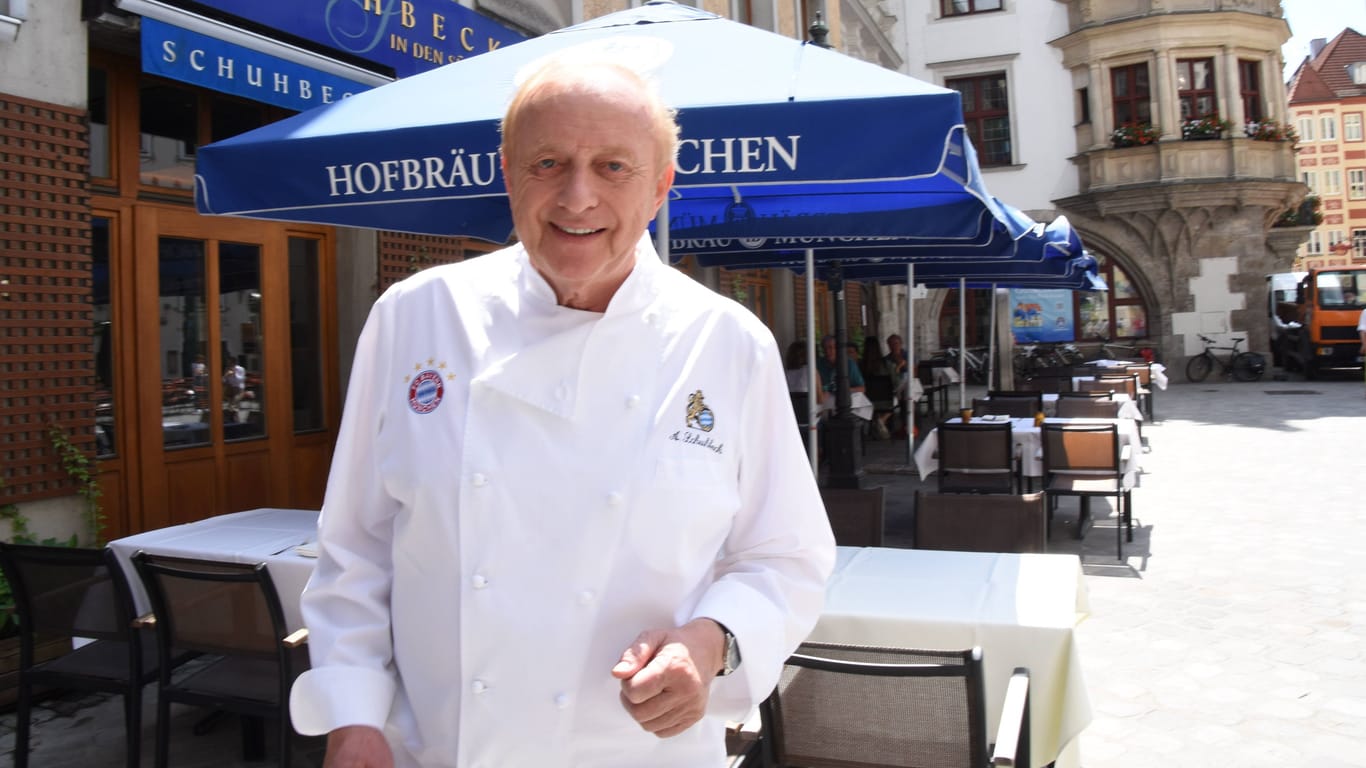 Alfons Schuhbeck vor seinem mittlerweile geschlossenen Restaurant am Platzl in München: Der gefallene Starkoch muss bald ins Gefängnis.
